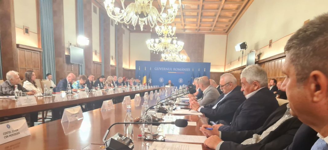 DIALOG SOCIAL LA GUVERN. Premierul Bolojan și miniștrii de resort au discutat vineri la Palatul Victoria cu sindicatele și patronatele pe tema Pachetului 2 de măsuri de reformă administrativă și fiscală