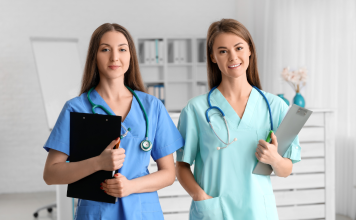 Guvernul Bolojan lovește crunt în asistența socială și medicală comunitară